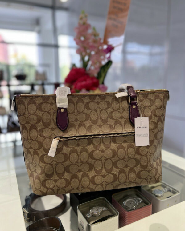 Coach Gallery Tote In Signature Canvas (gold/khaki/deep Berry) - Image 4