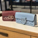 COACH MORGAN CROSSBODY IN SIGNATURE CHAMBRAY (GOLD:WINE MULTI)