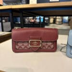 COACH MORGAN CROSSBODY IN SIGNATURE CHAMBRAY (GOLD:WINE MULTI)