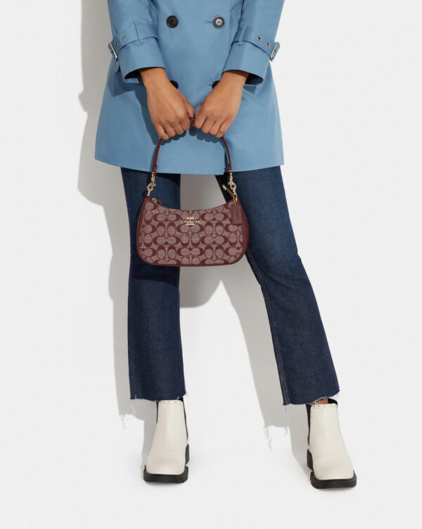 Coach Teri Shoulder Bag In Signature Chambray (gold/wine Multi) - Image 4