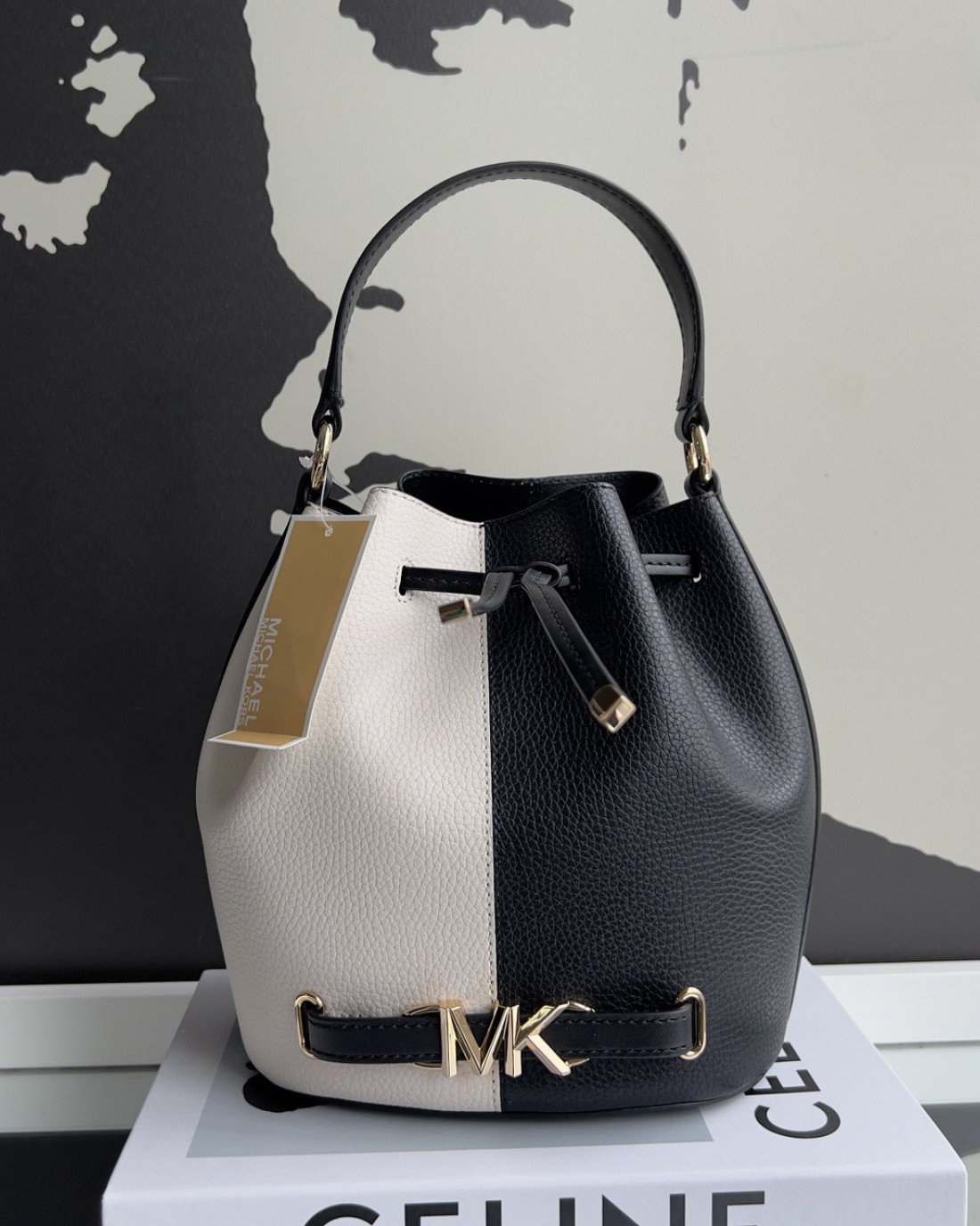 Michael Kors Reed Medium Two Toned Pebbled Leather Bucket Bag black Multi Butik Sarah Shaber
