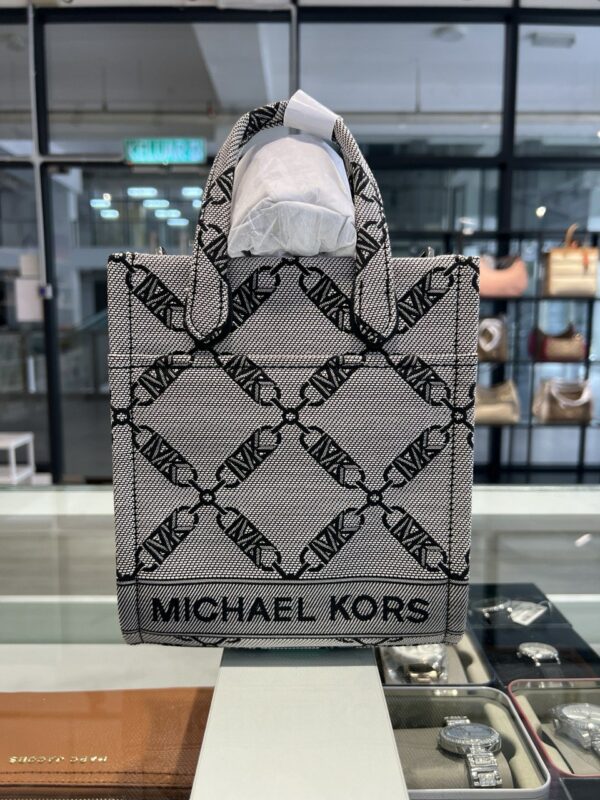 Boutique Transafer - Michael Kors Gigi Empire Logo Shopper Tote Crossbody Bag (black) - Image 4