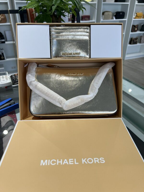 Michael Kors Jet Set Medium Metallic Shoulder Bag and Card Case Gift Set (Pale Gold) - Image 6