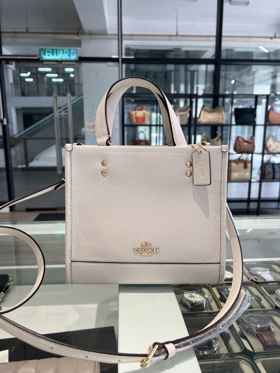 Coach Dempsey Tote 22 (Chalk) | Butik Sarah Shaber Coach Dempsey Tote 22 (Chalk) | Butik Sarah Shaber