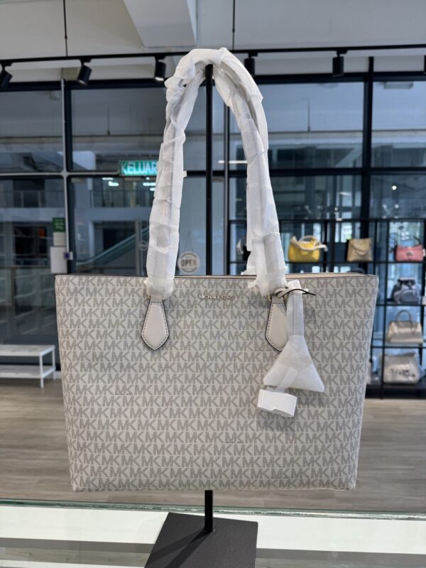 Michael Kors Sheila Multifunction Tote (Light Cream)