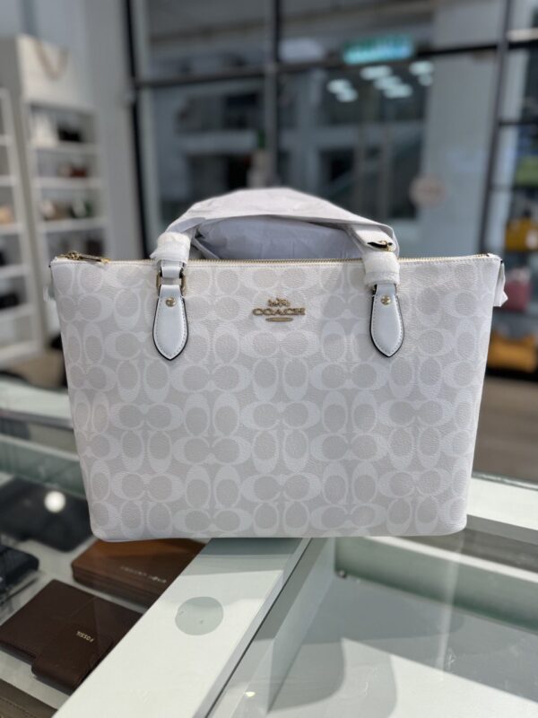 Coach Gallery Tote In Signature Canvas (Glacier)