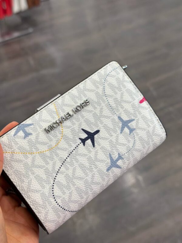 [Pre Order]-Michael Kors Jet Set Travel Medium Printed Signature Logo Bi-Fold Wallet (Optic White) - Image 2